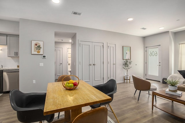 dining space with visible vents, light wood-style flooring, and recessed lighting