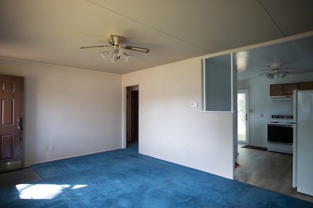 carpeted empty room featuring a ceiling fan