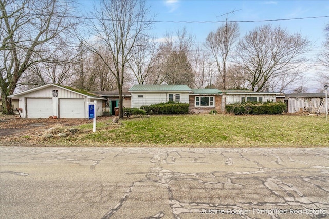 view of front of home featuring driveway and a front lawn