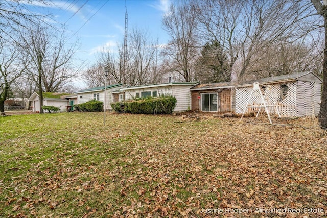 view of front of house featuring a front lawn