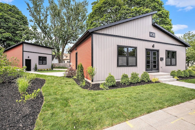 1430 W Laketon Ave, Muskegon, MI 49441 - view of front facade with a front lawn and french doors
