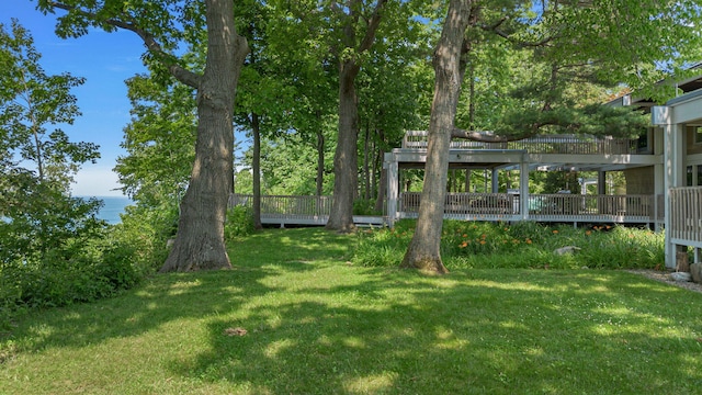 view of yard featuring a water view