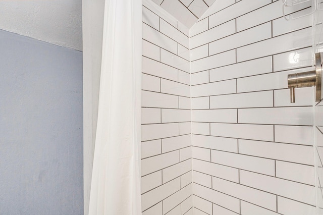 details featuring tiled shower