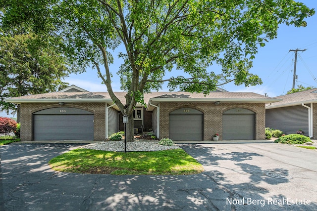 606 Edgewater Ct, Spring Lake, MI 49456 - single story home featuring an attached garage, asphalt driveway, and brick siding