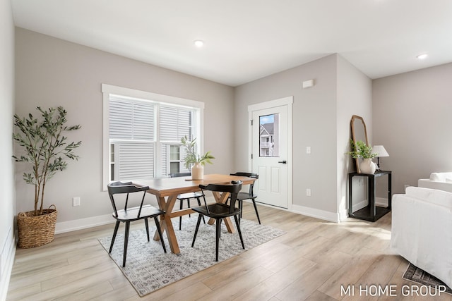 dining space featuring recessed lighting, baseboards, and light wood-style flooring