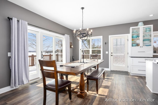 dining area featuring dark wood-style floors, recessed lighting, visible vents, an inviting chandelier, and baseboards