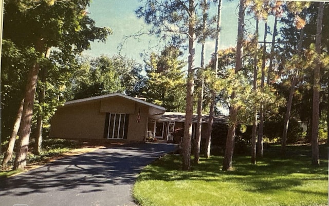 view of front of property featuring a front lawn and aphalt driveway