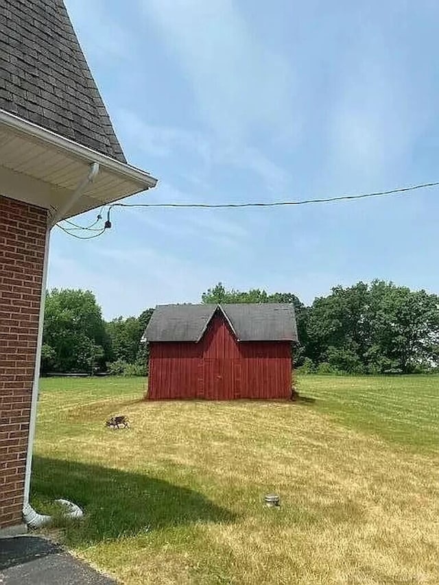 view of yard featuring an outdoor structure