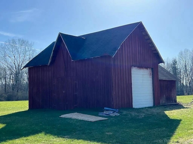 view of outdoor structure with an outbuilding