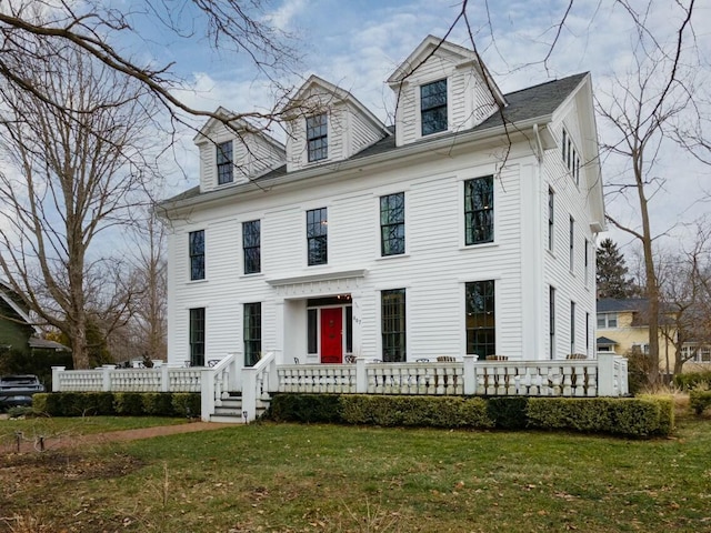 view of front of property featuring a front yard