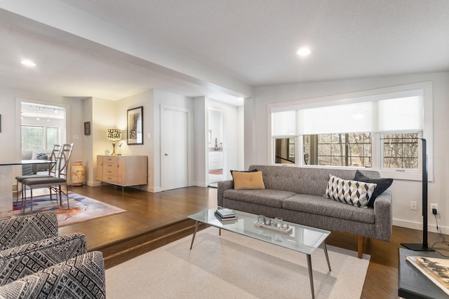 living area featuring dark wood finished floors, recessed lighting, and baseboards