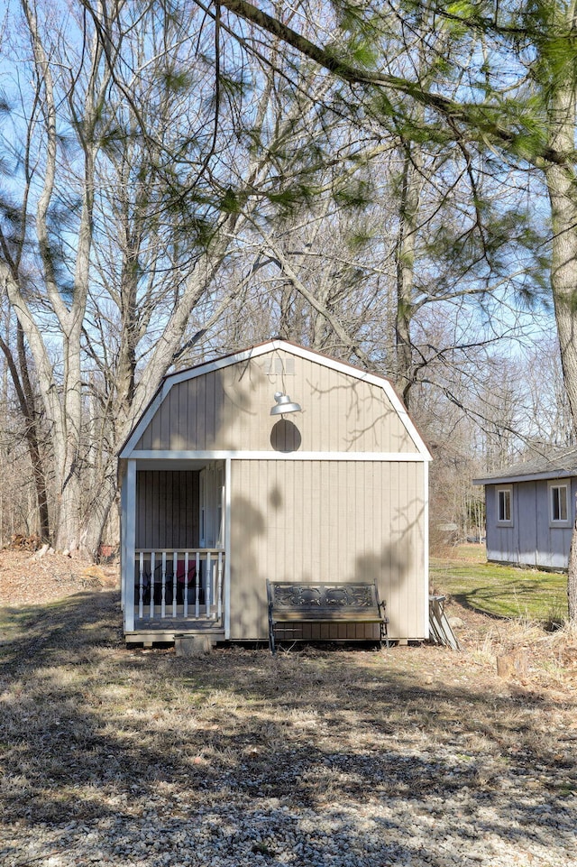 view of outdoor structure with an outbuilding