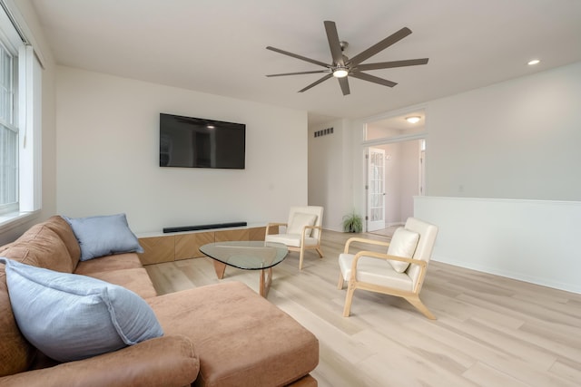 living room featuring ceiling fan, light wood-style flooring, recessed lighting, visible vents, and baseboards