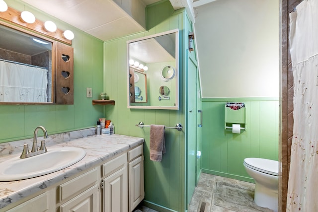 bathroom featuring a shower with shower curtain, visible vents, vanity, and toilet