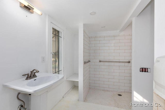 bathroom featuring a tile shower