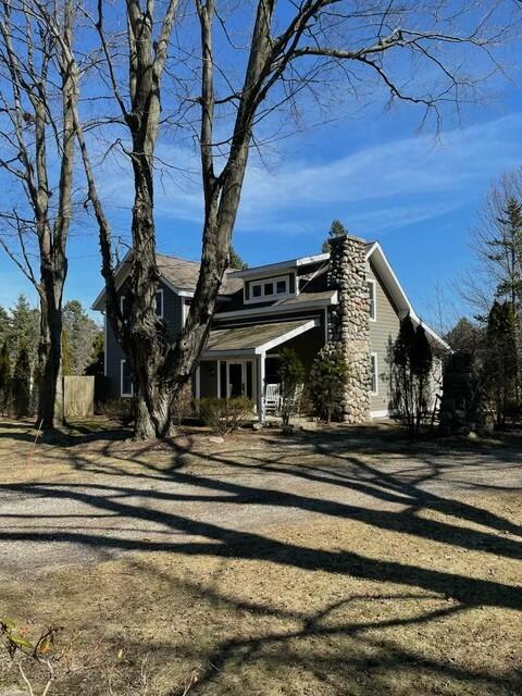 view of front of house with dirt driveway