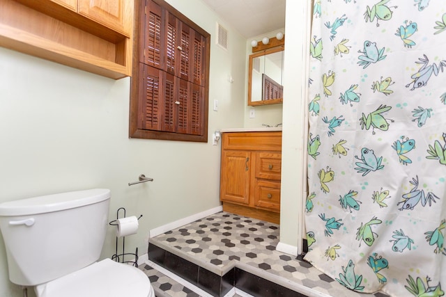 bathroom featuring visible vents, toilet, curtained shower, baseboards, and vanity