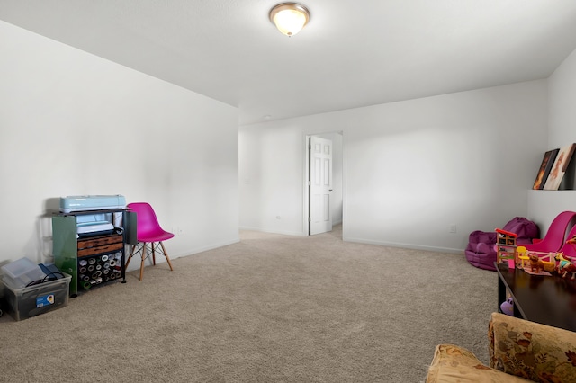 living area with carpet and baseboards