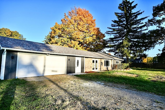 view of front facade with driveway, a front lawn, a garage, and fence