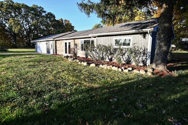 view of front of property with a front lawn