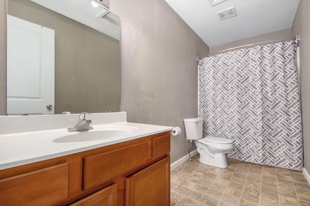 full bath with visible vents, baseboards, toilet, and vanity