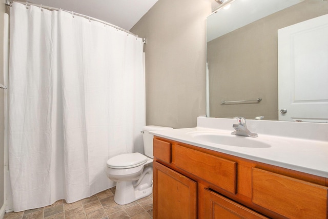 full bath with curtained shower, toilet, and vanity