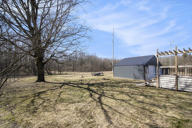 view of yard featuring an outbuilding