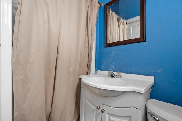 240 S Main St, Three Rivers, MI 49093 - full bath featuring vanity, curtained shower, toilet, and a textured wall