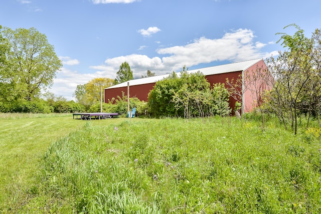 view of yard featuring an outbuilding