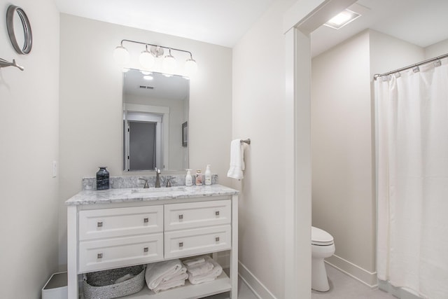 bathroom featuring visible vents, baseboards, toilet, a shower with curtain, and vanity