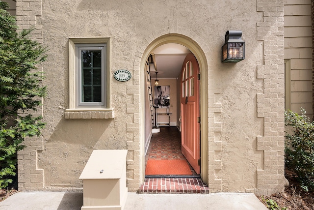 entrance to property with stucco siding
