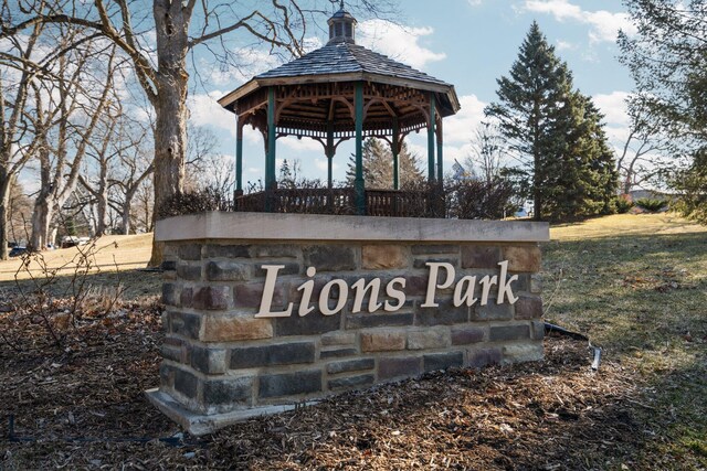 view of community / neighborhood sign