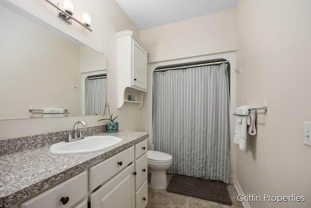 7834 Strawberry Ln NE, Belmont, MI 49306 - full bathroom featuring a shower with shower curtain, toilet, and vanity