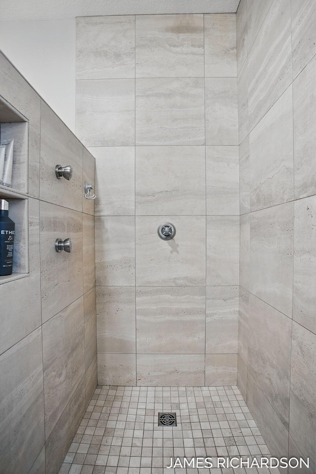 bathroom featuring tiled shower