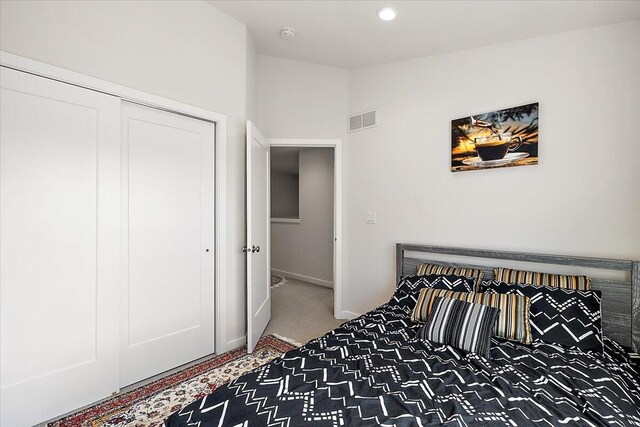 2824 Ridington Rd, Ann Arbor, MI 48105 - bedroom featuring carpet floors, baseboards, vaulted ceiling, visible vents, and a closet
