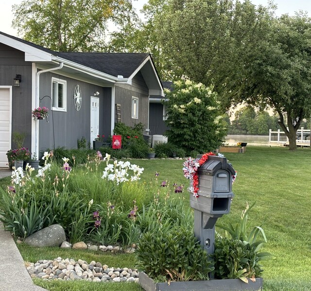 view of front of property featuring a front lawn