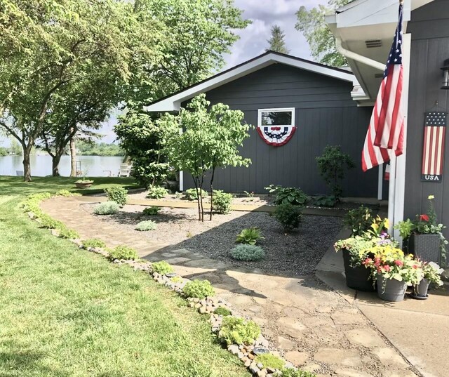 view of yard featuring a water view