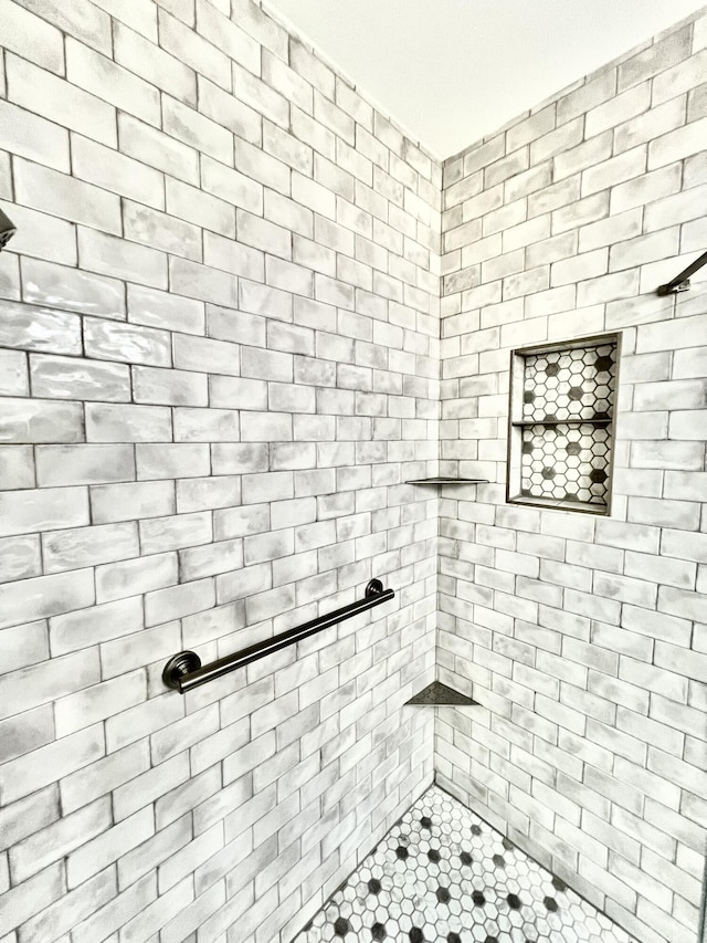 bathroom featuring a tile shower