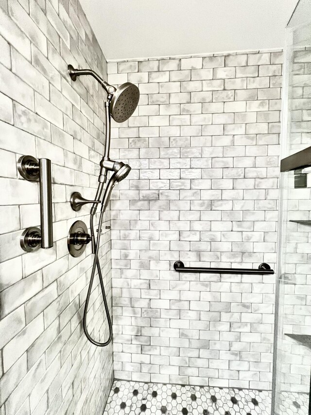 full bathroom featuring tiled shower