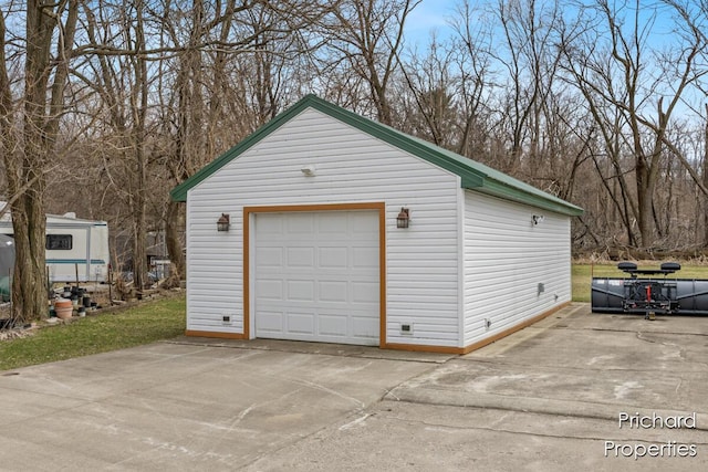 detached garage featuring concrete driveway