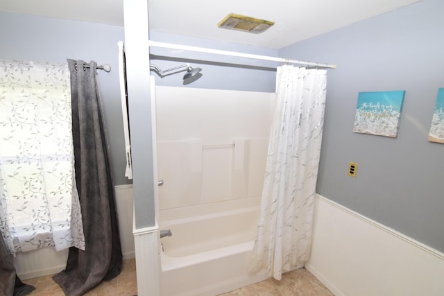 full bath featuring visible vents and shower / bath combo