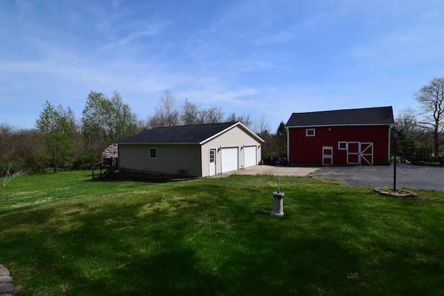 view of barn featuring a yard