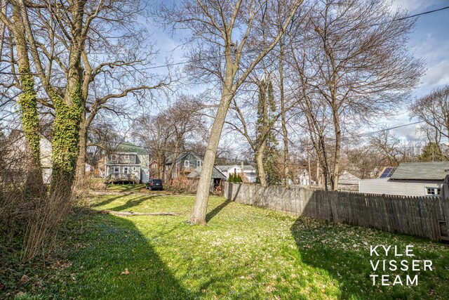 135 Houseman Ave NE, Grand Rapids, MI 49503 - view of yard featuring fence