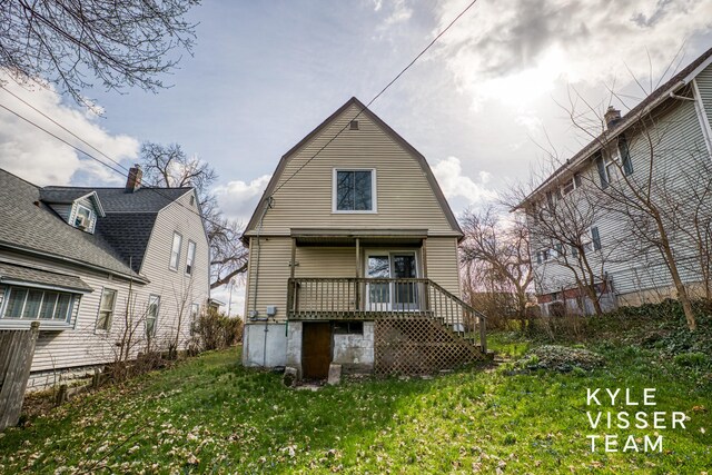135 Houseman Ave NE, Grand Rapids, MI 49503 - back of property featuring a gambrel roof and a yard