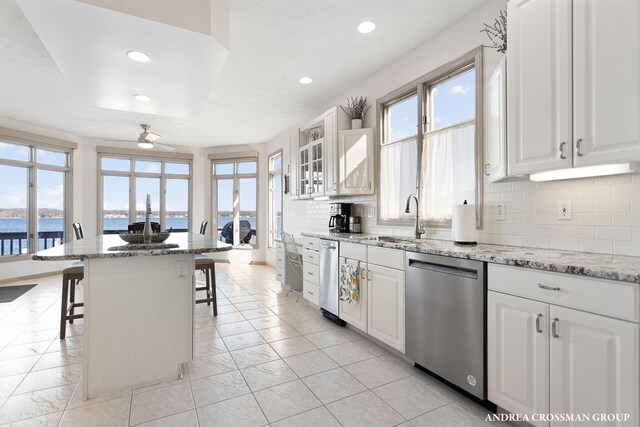 1761 S Shore Dr, Holland, MI 49423 - kitchen featuring a kitchen bar, a center island, a sink, dishwasher, and a ceiling fan