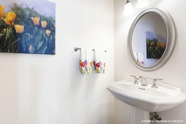 1761 S Shore Dr, Holland, MI 49423 - bathroom featuring a sink