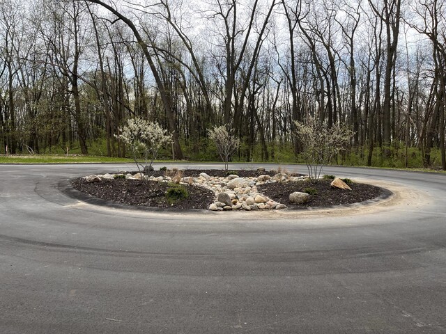 community sign featuring curved driveway