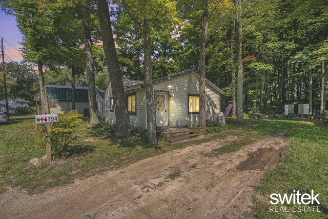 14194 Hicks Lake Rd, Evart, MI 49631 - view of front facade featuring a front lawn