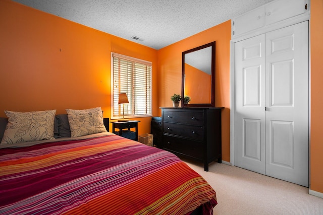 1506 Hillridge Blvd, Ann Arbor, MI 48103 - bedroom featuring a textured ceiling, light colored carpet, baseboards, and visible vents