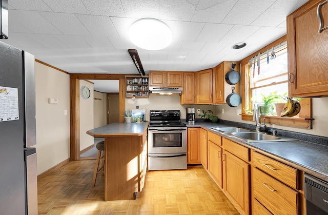 306 Eubank St, Novi, MI 48377 - kitchen featuring stainless steel appliances, a sink, a breakfast bar area, under cabinet range hood, and dark countertops